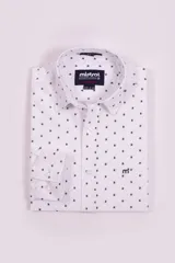 Camisa de manga larga Mistral confeccionada en tejido cloqué de algodón, con corte slim fit. Presenta un estampado de pequeñas estrellas oscuras sobre fondo blanco, cuello clásico, cartera abotonada y logo de la marca bordado en el pecho.