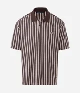 Remera de algodón con diseño rayado en tonos marrones, cuello polo en color sólido y cierre frontal con botones. Presenta un pequeño parche bordado con la palabra 'wave' en el pecho.