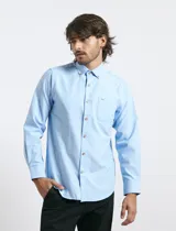 Camisa de manga larga con cuello button-down, bolsillo frontal y botones de madera.