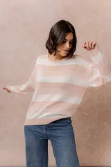 Buzo de tejido liviano con diseño de rayas horizontales en tonos amarillo manteca y blanco, cuello redondo y mangas largas con puños tejidos.