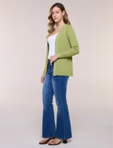 Cardigan de punto acanalado color verde, con bolsillos simulados y ribetes en contraste blanco en la apertura frontal, puños y bolsillos, de manga larga y diseño abierto.