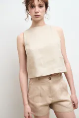 Short color beige de lino con pinzas.