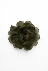 Broche en forma de flor confeccionado en tela semitransparente con pétalos superpuestos.