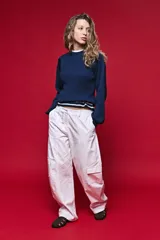 Sweater de punto rib color tostado, con hombros estructurados y mangas abullonadas con puños elásticos.