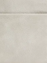 Bolso bandolera rectangular color beige de cuero sintético con acabado suave aterciopelado. Tiene correa ajustable, compartimento principal con cremallera, bolsillo exterior en la parte delantera, bolsillo interior y logotipo de Calvin Klein en la parte delantera.