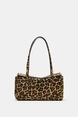 Bolso de hombro de piel con textura, diseño de estampado animal print, doble asa de hombro, bolsillo interior con cremallera y cierre mediante solapa con botón imantado.