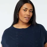 Camiseta de manga corta color azul marino, con escote redondo y tejido de punto calado con patrón geométrico.