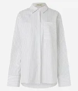 Camisa de mujer de corte maxi oversized, confeccionada en tricolina de algodón certificado. Presenta rayas verticales de hilo teñido, cuello con corbata (gravata), botones frontales, bolsillo en el pecho y puños largos.