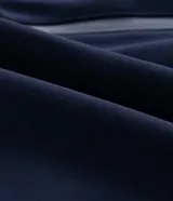 Campera estilo bomber de color negro, confeccionada con tejido repelente al agua. Posee cuello semi alto, cierre frontal con cremallera, bolsillos laterales y puños y dobladillo elastizados. Marca Marfinno.