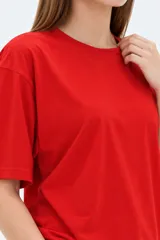 Remera de manga corta color rojo, con cuello redondo a la base y diseño holgado.