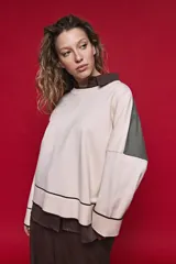 Sweater tejido celeste de calce relajado con cuello redondo, hombros caídos y puños y ruedo acanalados con detalles en tono tostado.