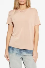 Remera de manga corta color beige, con diseño liso de acabado satinado, corte holgado y cuello redondo.