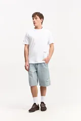 Remera blanca de manga corta, confeccionada en mezcla de algodón y poliéster, con diseño liso al frente y estampa en la espalda.