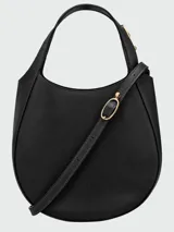 Cartera de mano tamaño pequeño Longchamp de la línea Le Foulonné, confeccionada en cuero negro con diseño estructurado de forma semicircular, asa superior y correa ajustable.