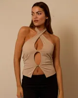 Top color beige de lycra de seda suplex con hebilla de metal para prender, refuerzo escondido y escote cruzado al frente.