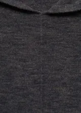 Jersey de punto fino con capucha, manga larga y diseño recto. Confeccionado en tejido de punto con textura suave.