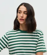 Remera de corte oversized con cuello redondo y mangas cortas, confeccionada en algodón con diseño de rayas horizontales en color bordó y blanco.