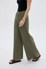 Pantalón jean verde militar, de tiro alto, corte ancho tipo wide leg y diseño de perneras amplias con costuras verticales decorativas.