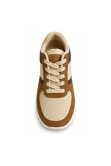 Zapatilla urbana con combinación de tonos tostado, marrón y beige, acordonada, con suela deportiva blanca y cuello acolchado.