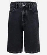 Bermuda de jean estilo baggy, color negro gastado, con bolsillos, cierre de botón y cremallera, y pespuntes contrastantes.