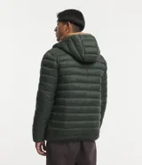 Campera puffer ultraligera de color beige, con diseño acolchado de gajos horizontales, capucha incorporada, cierre frontal y bolsillos laterales con cremallera. Confeccionada en poliamida con relleno de poliéster.