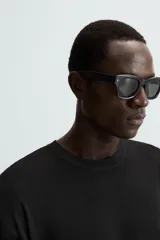 Jersey color crudo de tejido de punto, con cuello redondo y mangas largas. Corte amplio y terminaciones en rib.