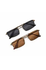 Lentes de sol Riva con armazón metálico dorado de diseño rectangular y doble puente, con cristales oscuros.