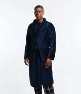 Bata de baño masculina confeccionada en fleece texturizado, con cuello solapa, mangas largas, lazo ajustable en la cintura y bolsillos delanteros.