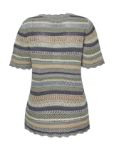 Remera de punto calado a rayas horizontales en tonos de gris, verde, azul y beige, con cuello redondo y mangas cortas con terminación ondulada.