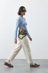 Pantalón de tiro alto con silueta barrel, de calce relajado con volumen en las piernas y ajuste hacia el ruedo. Confeccionado en tejido de algodón con elastano.