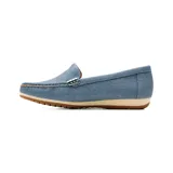 Mocasín casual Korium color beige con textura sutil en el empeine y detalle de hebilla metálica lateral. Cuenta con costuras visibles y suela plana marrón.