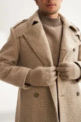 Saco de lana color tostado, con solapa, doble abotonadura, bolsillos, canesú y charreteras. Prenda de uso diario.