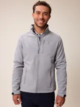 Campera softshell color gris, con cierre frontal completo, cuello alto y bolsillos laterales y en el pecho con cierre. Cuenta con logo bordado en el pecho y ajuste en los puños.