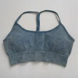 Top deportivo celeste con espalda estilo nadador y banda elástica en el bajo busto.