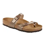 Sandalia Birkenstock modelo Mayari con diseño de puntera separada, dos correas ajustables con hebillas metálicas y plantilla anatómica de corcho.