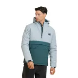 Campera tipo canguro con capucha, diseño bicolor en gris claro y verde oscuro, con cierre frontal parcial y bolsillo delantero amplio.