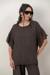 Blusa de lino color tostado, de corte holgado y manga corta con inserción de puntilla bordada.