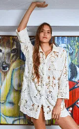 Camisa color crudo de algodón calado con cuello clásico, manga 3/4 y cierre con botones.