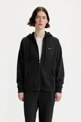 Hoodie negra con cierre frontal, capucha ajustable con cordones, bolsillos tipo canguro y logo de Levi's bordado en el pecho.