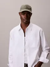 Gorra de béisbol de algodón con visera curva y cierre ajustable en la parte trasera. Presenta el logo de Calvin Klein bordado en el panel frontal.