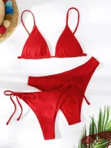 Conjunto de bikini rojo con corpiño triangular de tirantes finos y bombacha con lazos laterales.