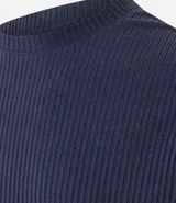 Remera masculina de manga corta y cuello redondo, confeccionada en tejido rib con textura atercipelada y acabado acanalado.