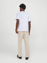 Camiseta blanca de manga corta y cuello redondo, corte holgado.