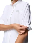 Camisa de manga larga Columbia modelo Tamiami II, color blanco, con cuello clásico, cierre frontal de botones y bolsillo pequeño en el pecho con logo de la marca. Presenta un diseño técnico con aberturas de ventilación, ideal para actividades al aire libre.