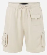 Bermuda cargo masculina de algodón con forro de fleece, cintura con lazo ajustable y bolsillos tácticos laterales.