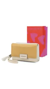 Billetera mediana de diseño bicolor en tonos mostaza y crema, confeccionada en material sintético. Cuenta con solapa frontal con cierre de broche metálico que incluye el logo de la marca, además de una correa de muñeca con detalle de borla. Incluye compartimentos internos para tarjetas, billetes y un monedero con cierre.