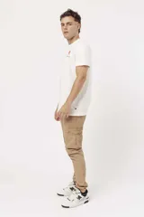 Pantalón cargo color beige con corte ajustado y bolsillos laterales con fuelle.