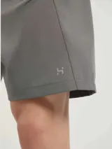 Bermuda deportiva color marrón, con corte recto, bolsillos laterales y cintura elástica.