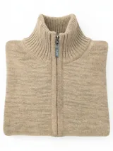 Sweater rojo de tejido de punto con cuello alto y cierre medio frontal.