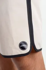 Boardshort O'Neill modelo Cruzer en color beige con detalles en gris oscuro y negro. Cuenta con cintura ajustable mediante cordón y bolsillo lateral.